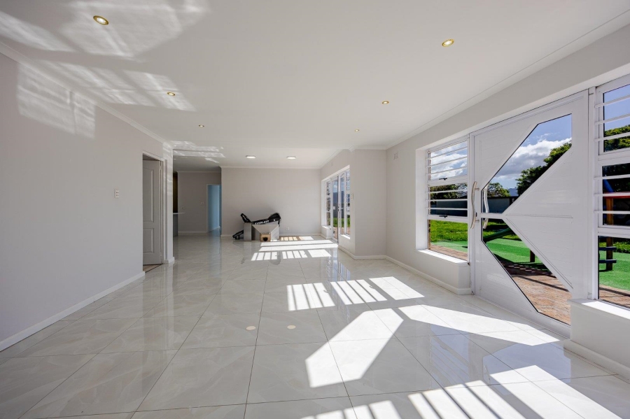 4 Bedroom Property for Sale in Zeekoevlei Western Cape